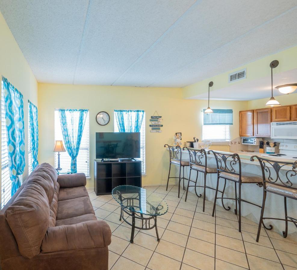 South Padre Island Condo Is Walking Distance To The Beach, Sleeps 6, Third Floor, 2024 Traveler Award, Winter Rates Kültér fotó