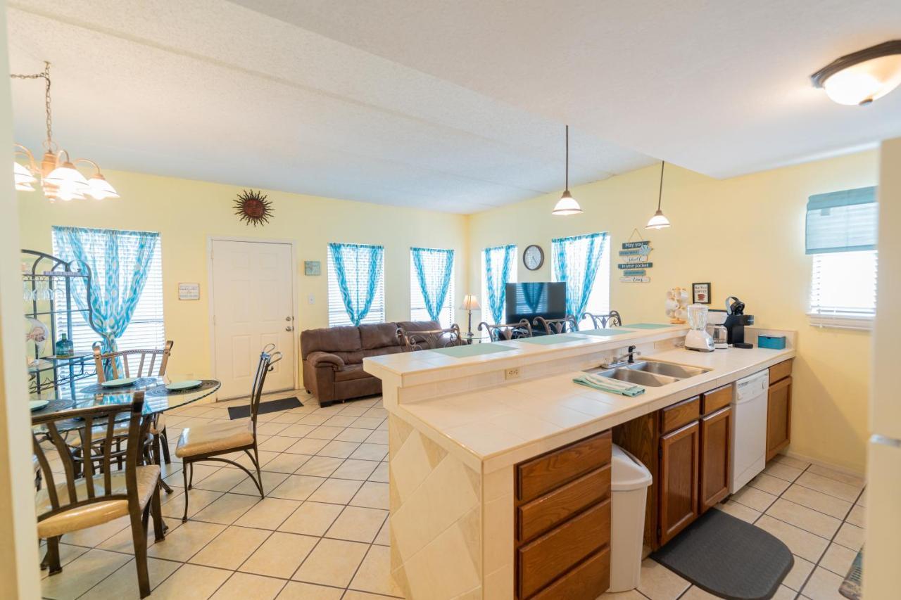 South Padre Island Condo Is Walking Distance To The Beach, Sleeps 6, Third Floor, 2024 Traveler Award, Winter Rates Kültér fotó