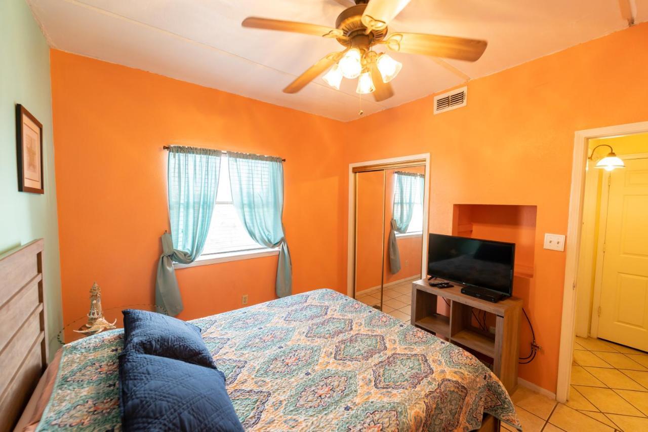 South Padre Island Condo Is Walking Distance To The Beach, Sleeps 6, Third Floor, 2024 Traveler Award, Winter Rates Kültér fotó