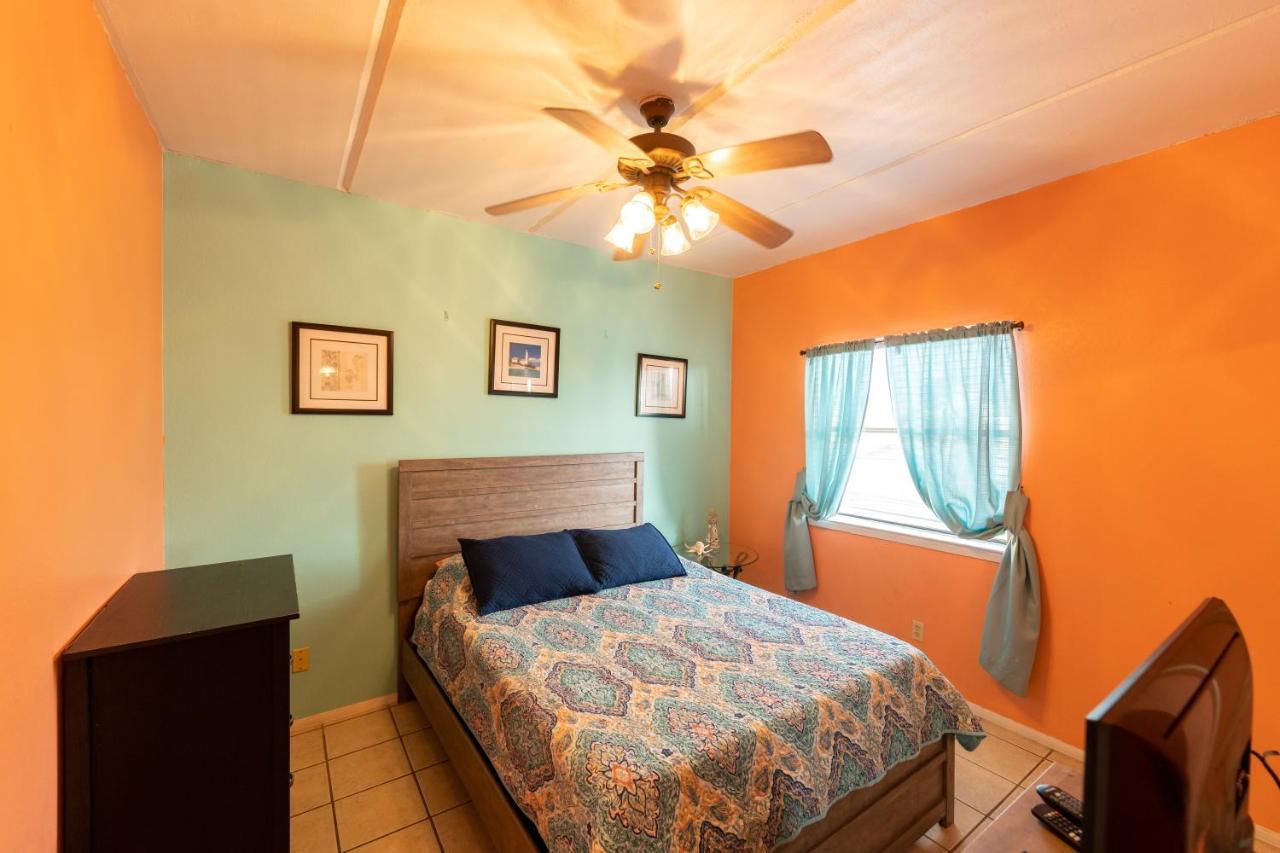 South Padre Island Condo Is Walking Distance To The Beach, Sleeps 6, Third Floor, 2024 Traveler Award, Winter Rates Kültér fotó